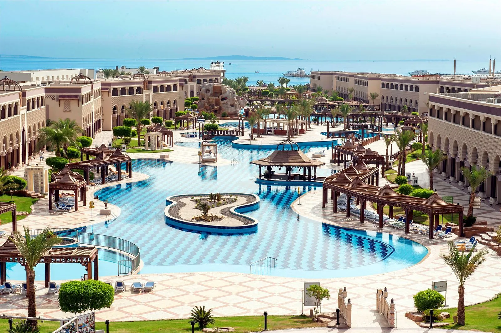 Luchtfoto van Sentido Mamlouk Palace Resort in Hurghada met het lagunezwembad en de Rode Zee met boten op de achtergrond
